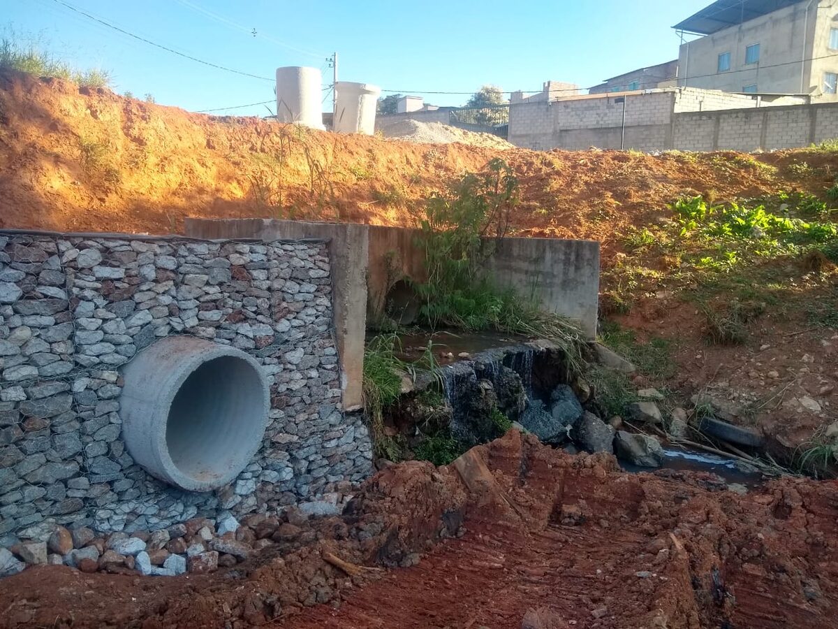Obra de drenagem com tubo de concreto e contenção em gabião