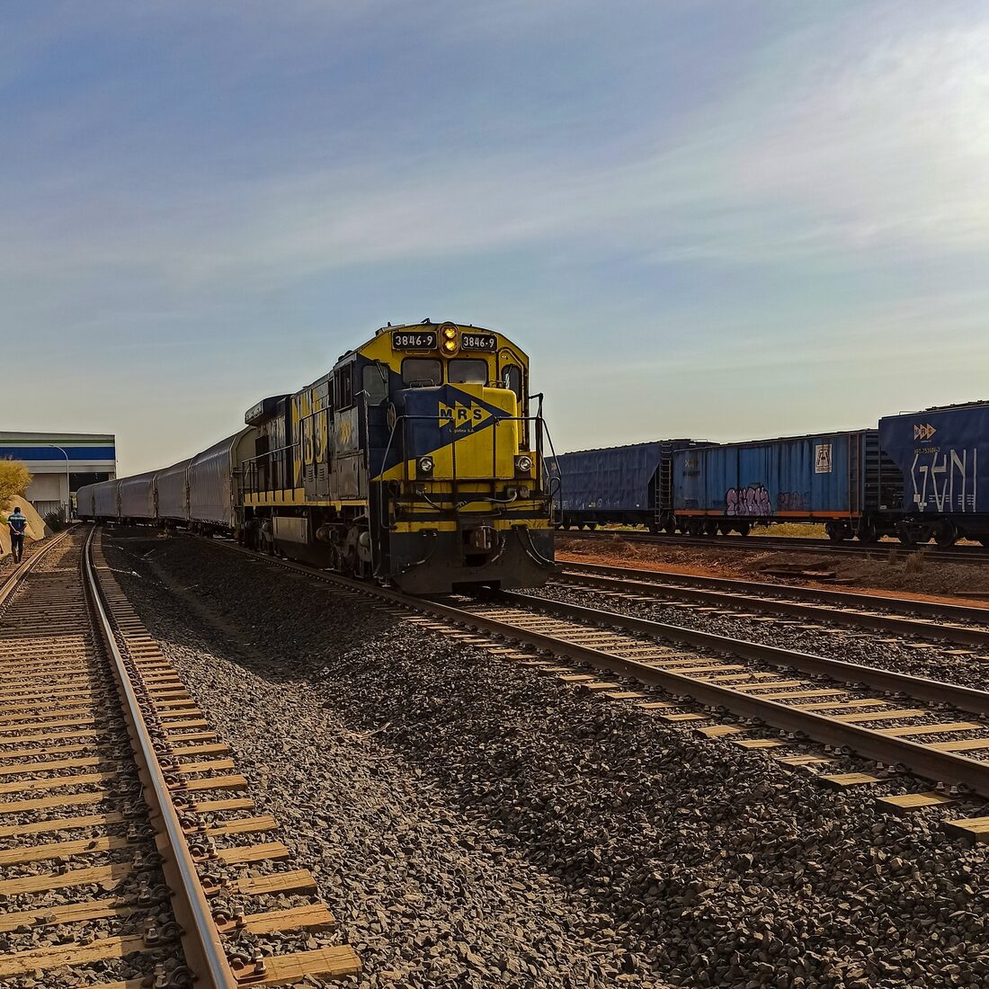 Locomotiva em linha férrea de pátio ferroviário