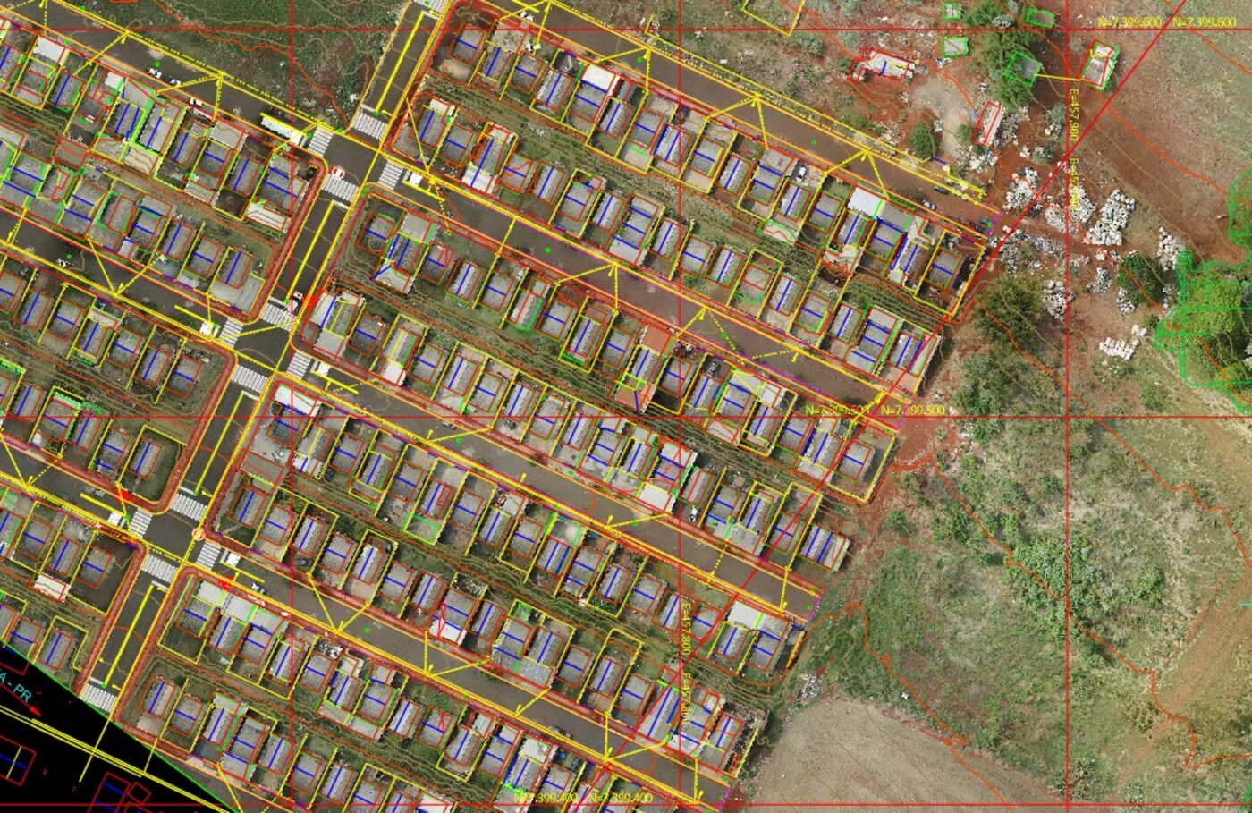 Ortofoto de drone sobreposta ao projeto em CAD de um loteamento